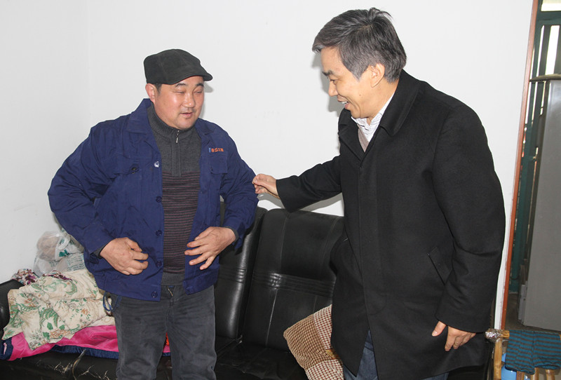 集團(tuán)公司領(lǐng)導(dǎo)走訪慰問(wèn)困難職工和勞動(dòng)模范