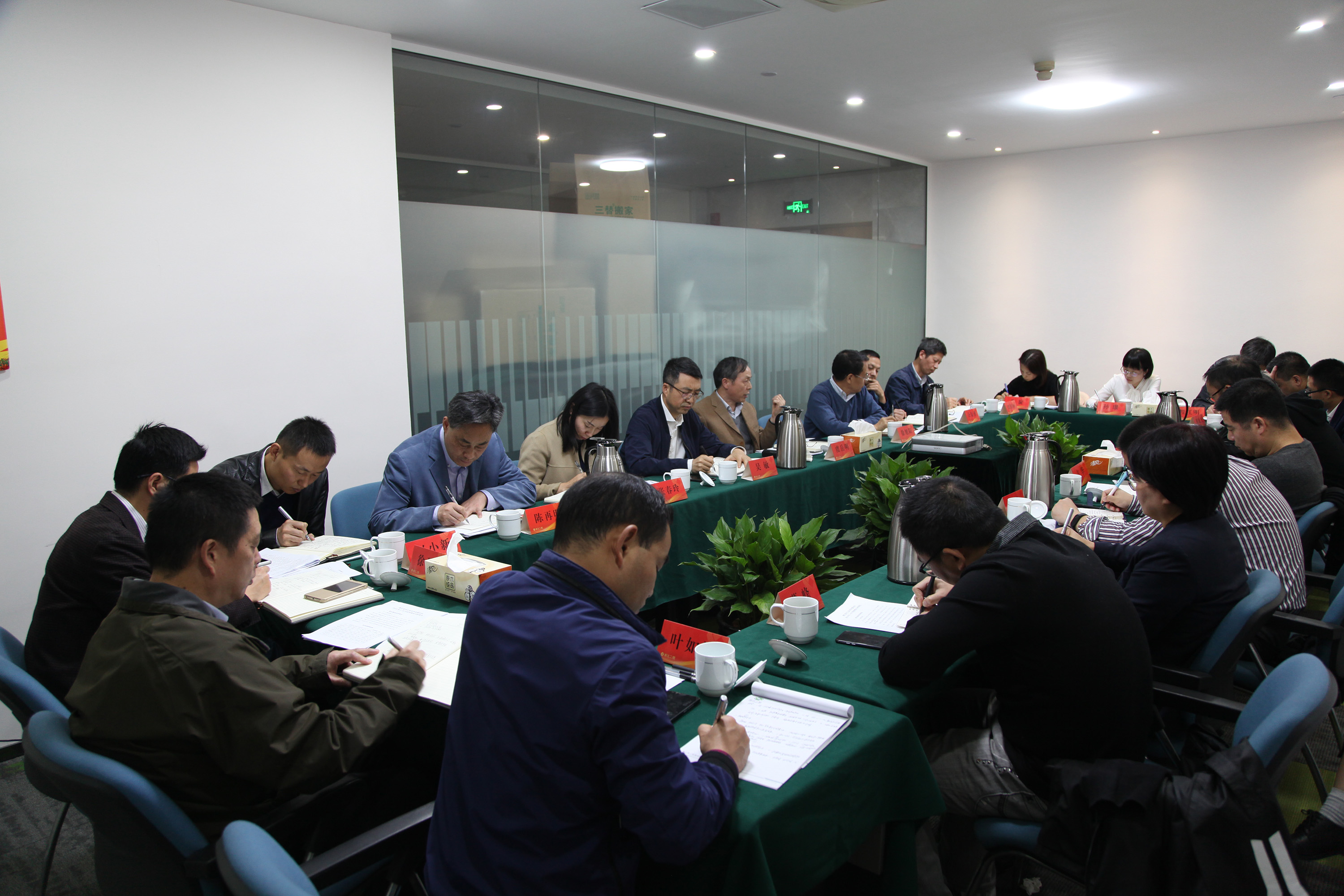 集團公司召開月度總經(jīng)理辦公會議