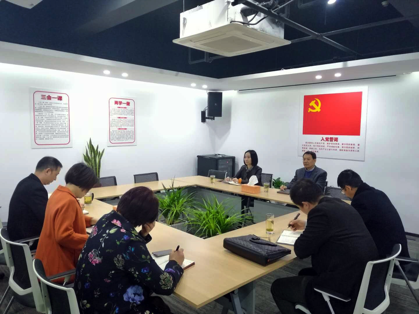 集團(tuán)公司副總經(jīng)理徐旭陽(yáng)赴商業(yè)公司開展“三服務(wù)”活動(dòng)