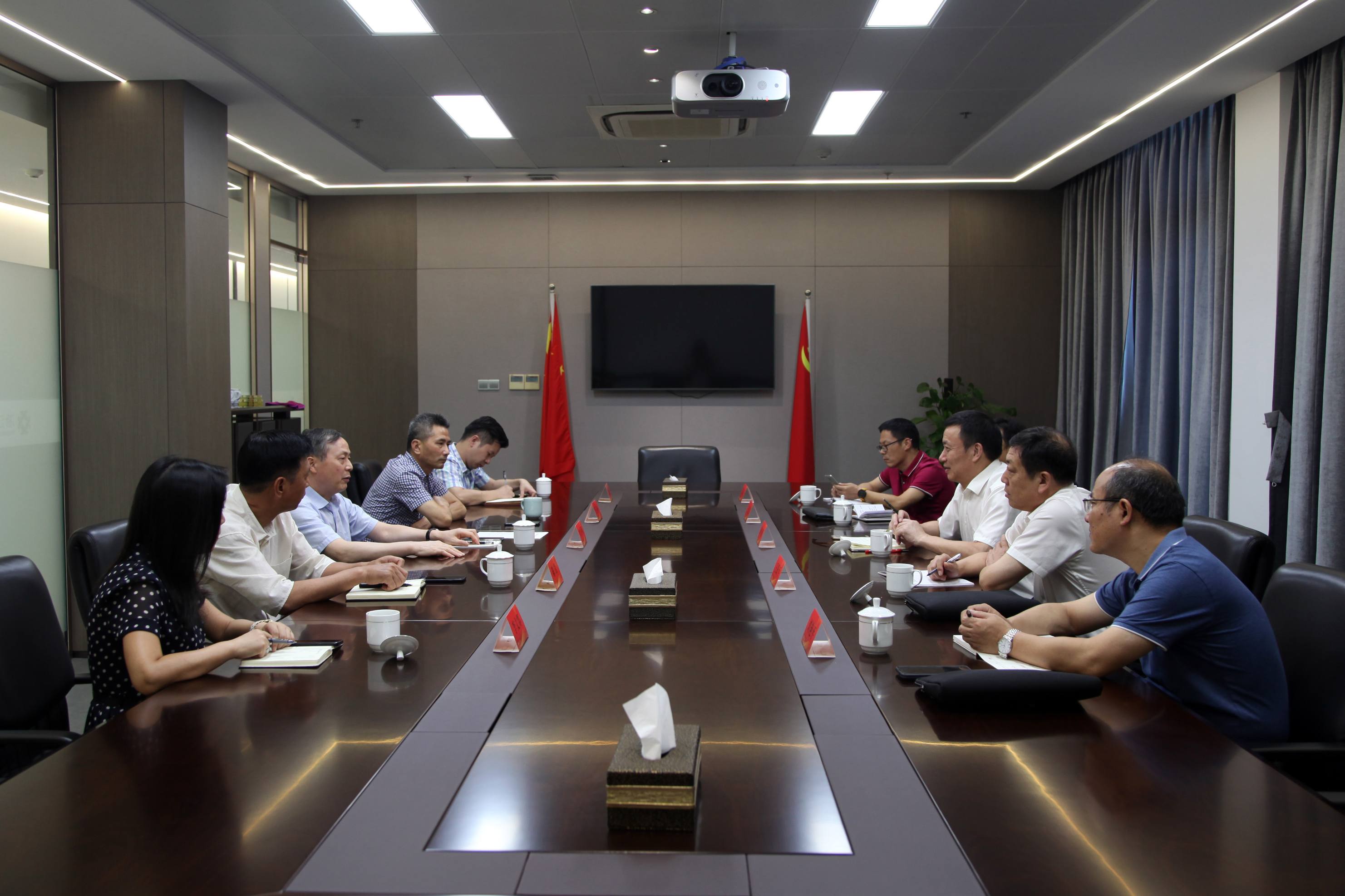 金華市國資委主任揚(yáng)霄雁赴省二輕集團(tuán)調(diào)研交流