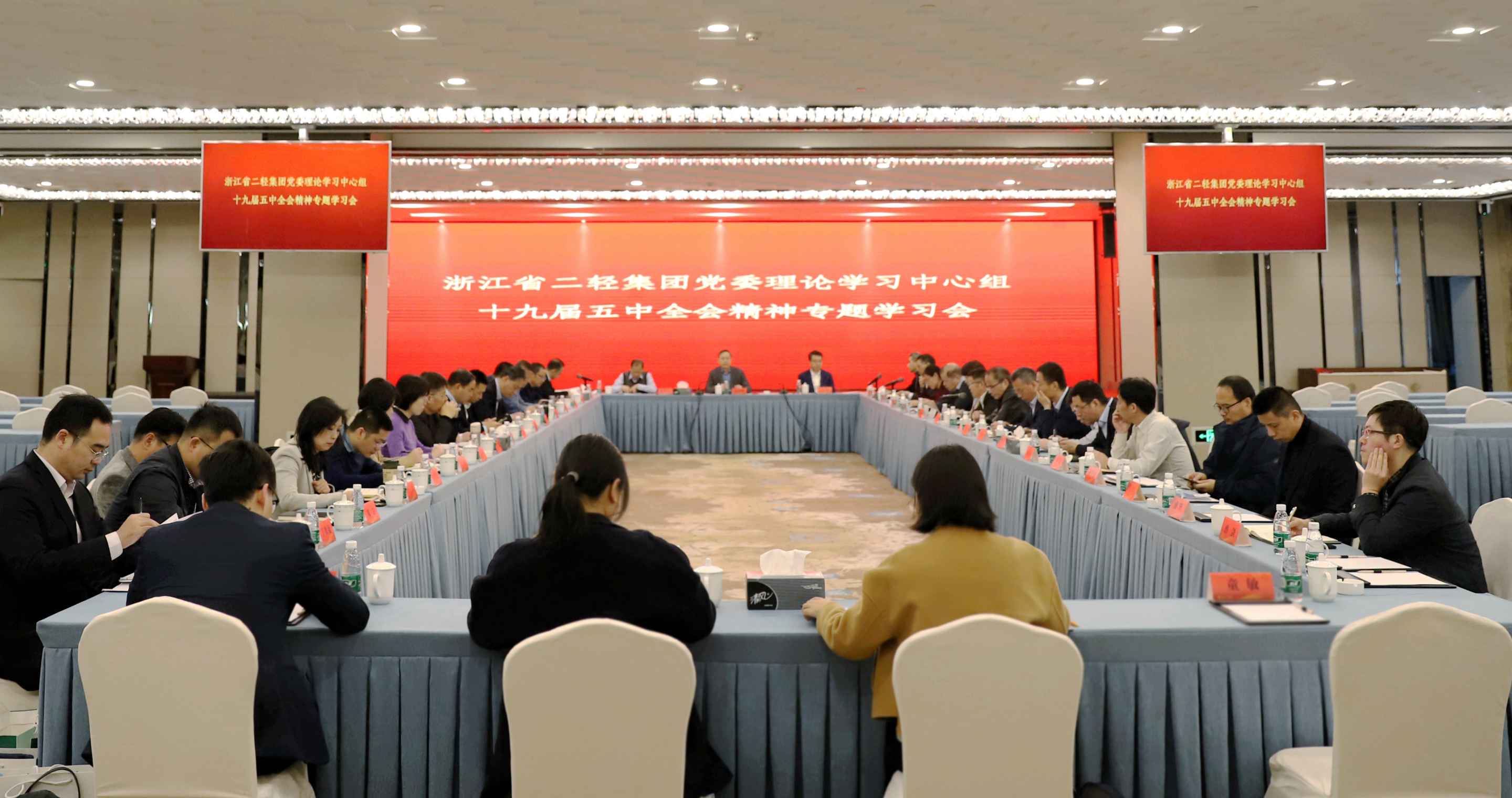 虞岳明在省二輕集團黨委理論學(xué)習(xí)中心組十九屆五中全會精神專題學(xué)習(xí)會上強調(diào)：奮斗創(chuàng)造歷史，實干成就未來