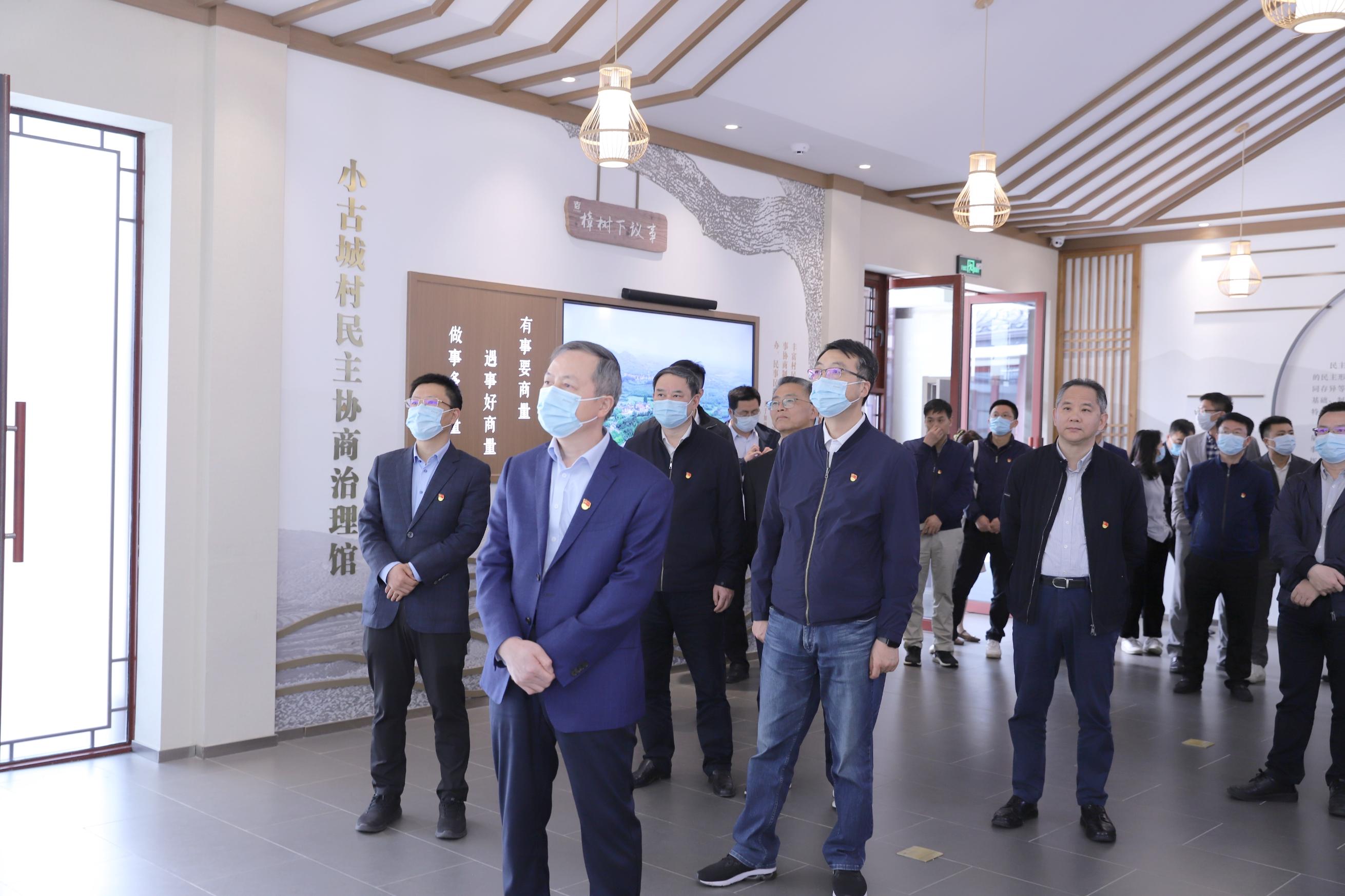 追尋領(lǐng)袖足跡 增強(qiáng)奮進(jìn)動(dòng)力 省二輕集團(tuán)開展“循足跡 學(xué)思想 促踐行”主題教育現(xiàn)場(chǎng)學(xué)習(xí)活動(dòng)