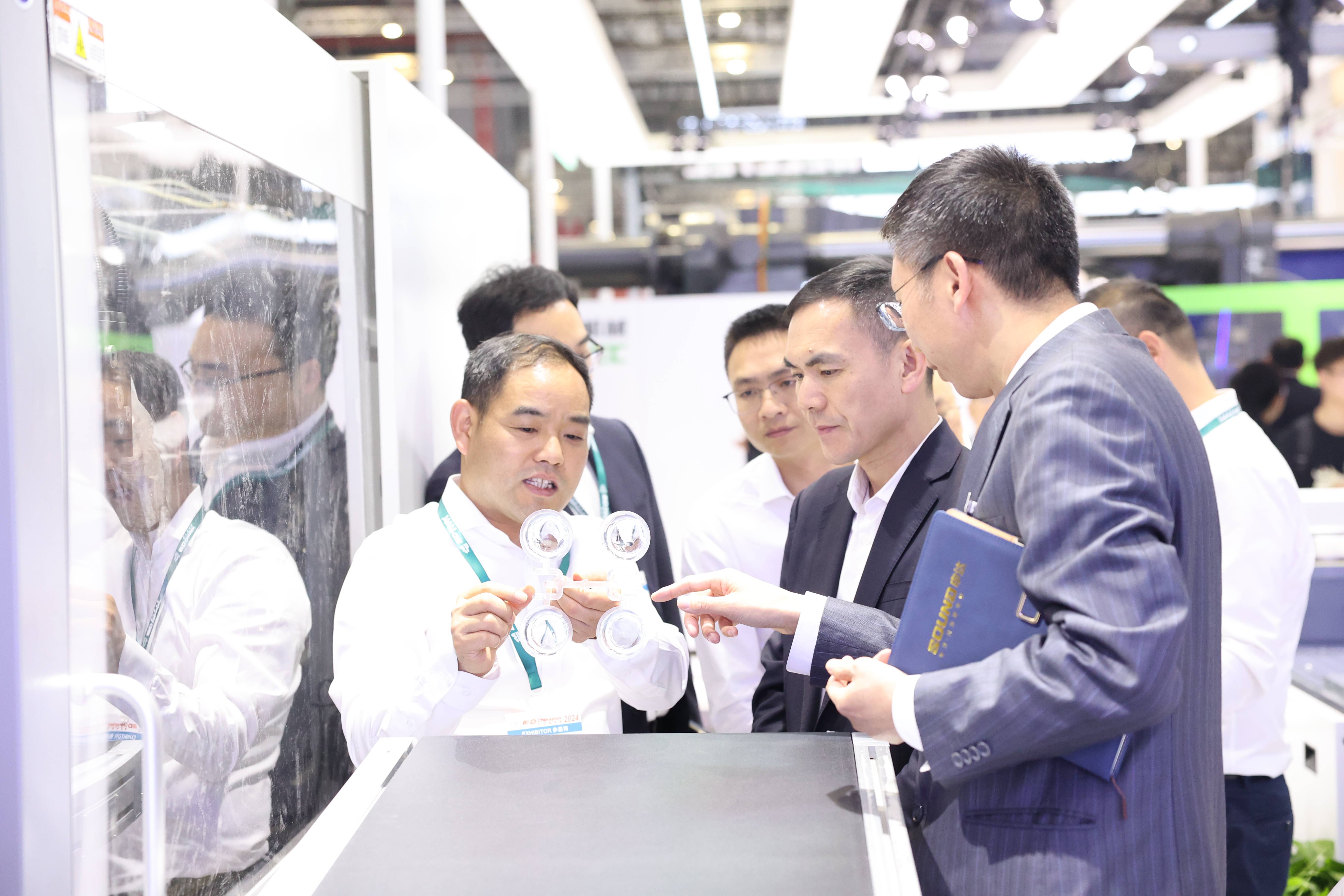 孫哲君一行赴CHINAPLAS國際橡塑展考察調(diào)研