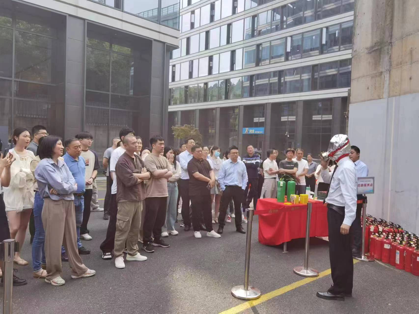 商業(yè)公司開展“人人講安全、個個會應急”消防應急演練活動