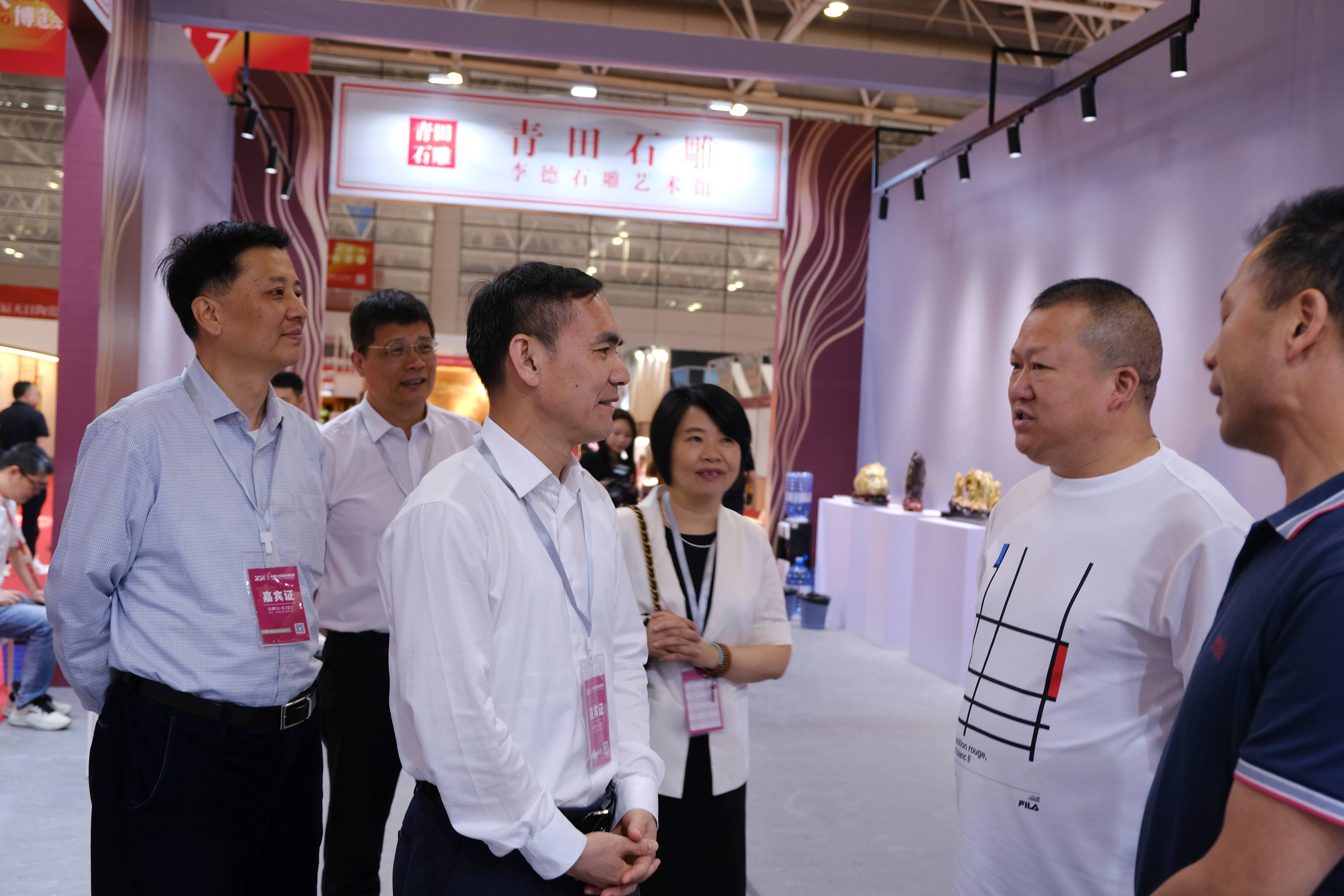 孫哲君一行參加第四屆中國工藝美術(shù)博覽會