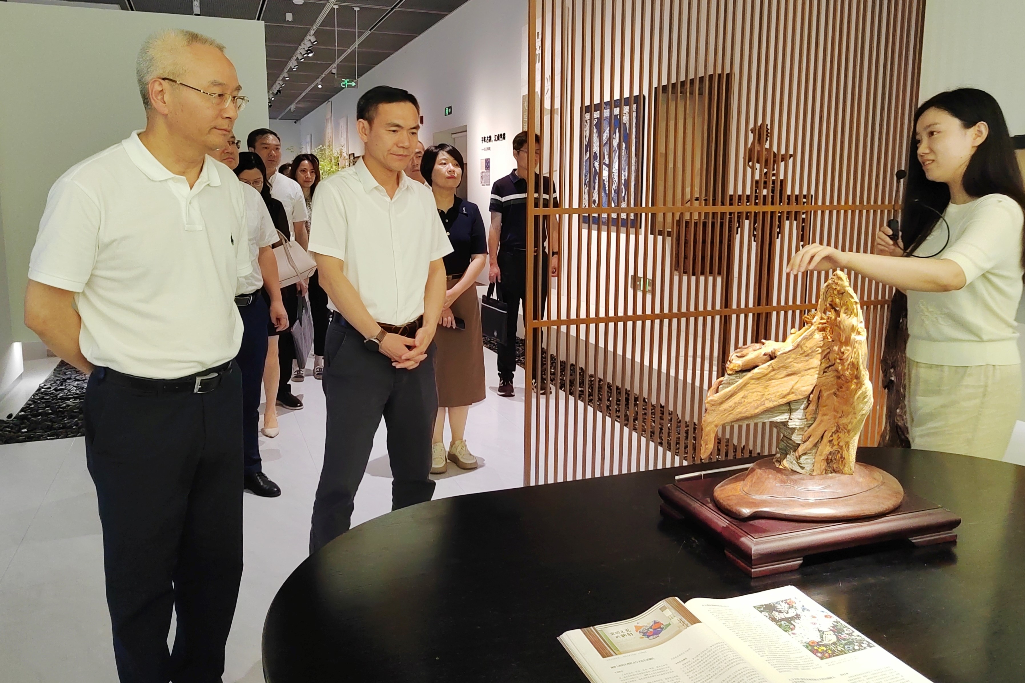 省科協(xié)黨組書記、副主席吳曉東一行到省二輕集團(tuán)、省工藝美術(shù)學(xué)會(huì)調(diào)研