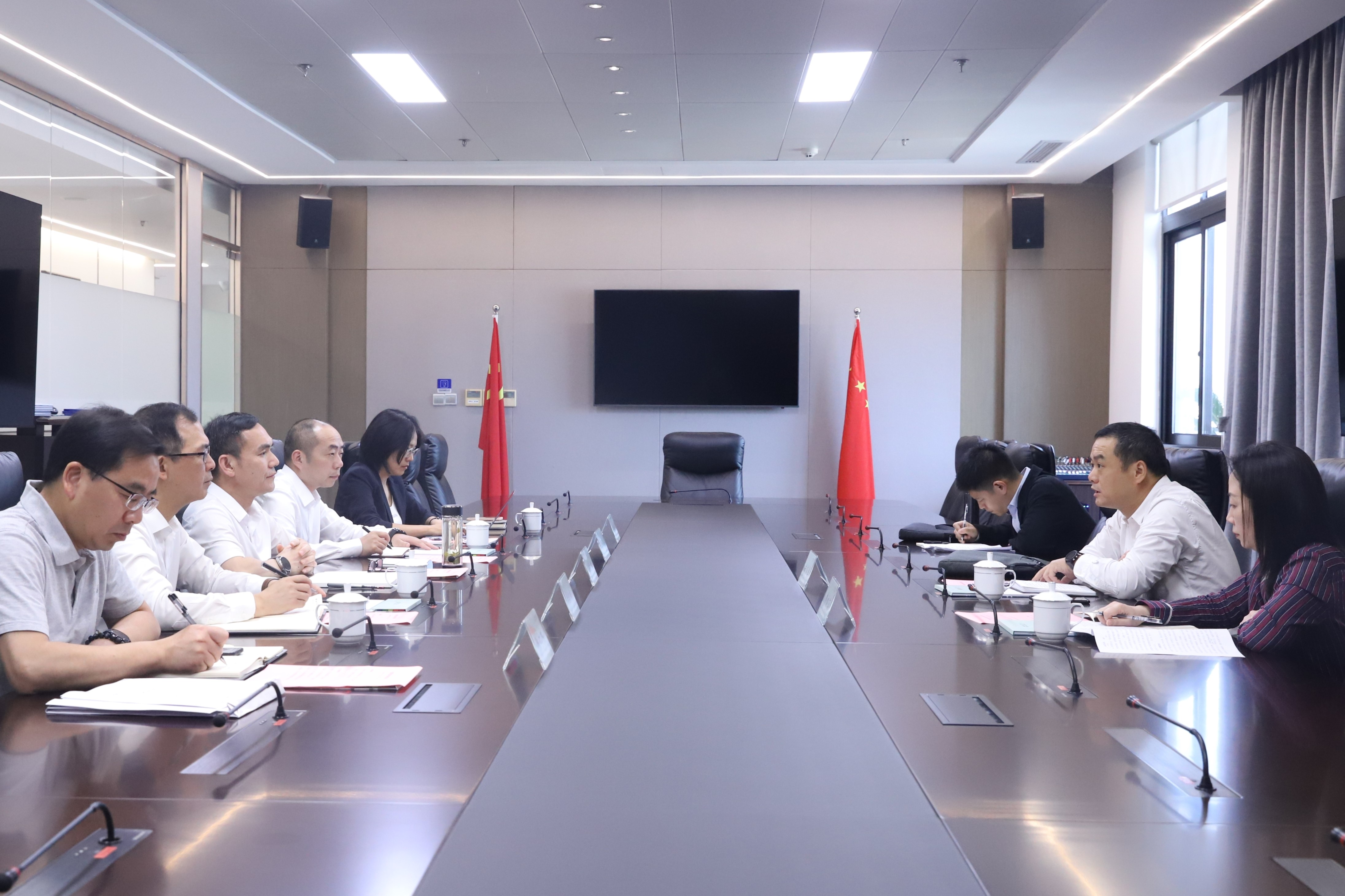 省國(guó)資委副主任童海桑一行到訪省二輕集團(tuán)